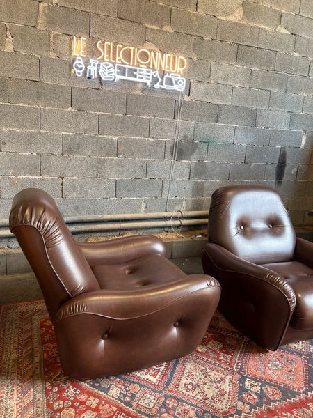 Duo de fauteuils clubs vintages en skaï marron - Années 70