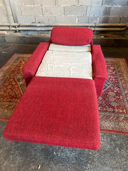 Fauteuil-lit vintage convertible en tissu bouclette rouge violet - Années 70