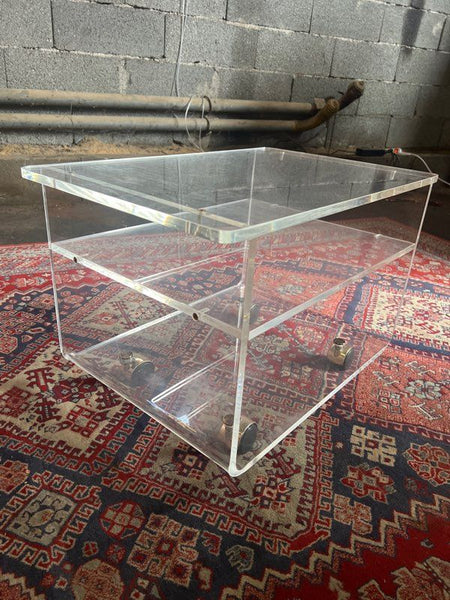 Table basse à roulettes vintage en plexiglas / Altuglas Les invisibles du Marais - Années 80