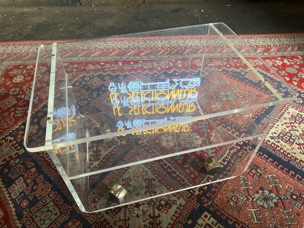 Table basse à roulettes vintage en plexiglas / Altuglas Les invisibles du Marais - Années 80