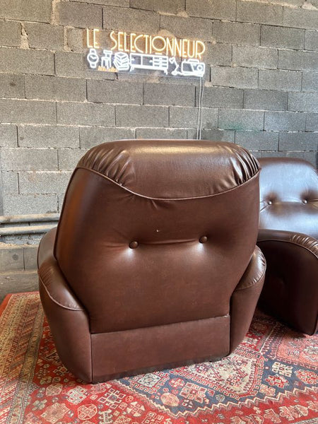 Duo de fauteuils clubs vintages en skaï marron - Années 70