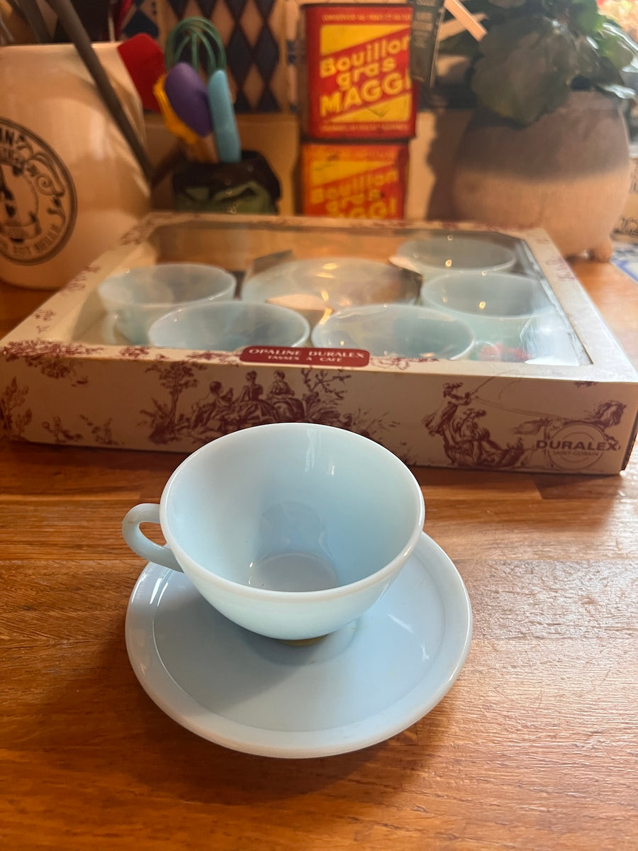 4 tasses à café et 4 soucoupes en verre opaline