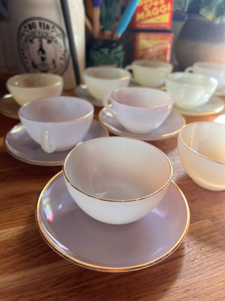 Service à café ou à thé de 21 pièces vintages en opaline irisé - Années 40/50