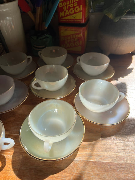 Service à café ou à thé de 21 pièces vintages en opaline irisé - Années 40/50