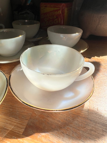 Service à café ou à thé de 21 pièces vintages en opaline irisé - Années 40/50