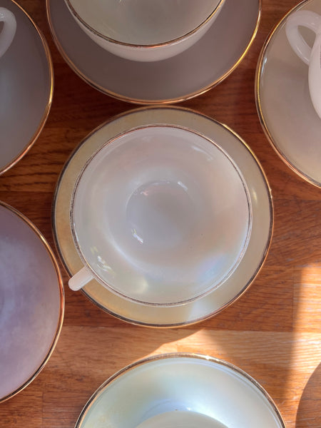 Service à café ou à thé de 21 pièces vintages en opaline irisé - Années 40/50