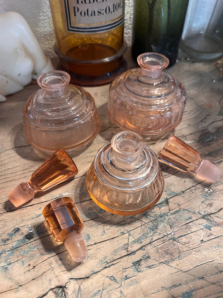 Ensemble de 3 flacons vintages en verre rose - Made in Czechoslovakia