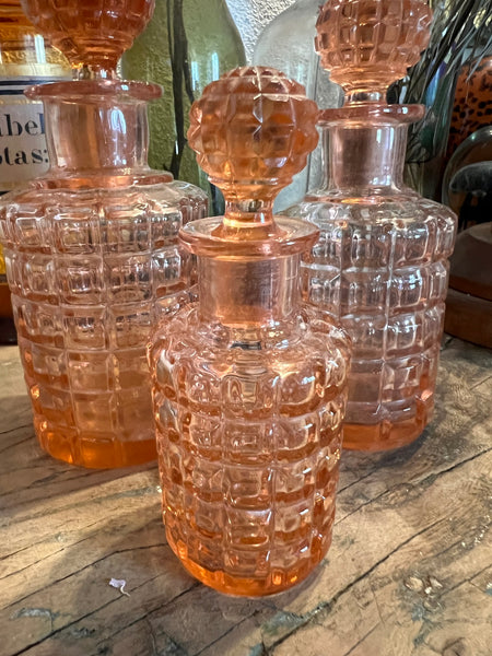 Ensemble de 3 flacons vintages en verre rose dans le goût de Bambou par Baccarat
