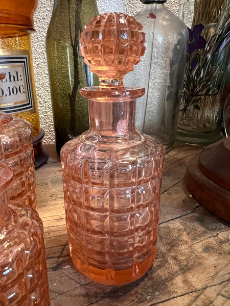 Ensemble de 3 flacons vintages en verre rose dans le goût de Bambou par Baccarat