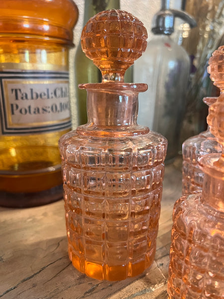 Ensemble de 3 flacons vintages en verre rose dans le goût de Bambou par Baccarat