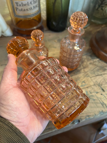 Ensemble de 3 flacons vintages en verre rose dans le goût de Bambou par Baccarat