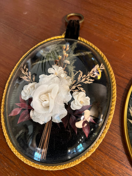 Duo de cadres ovales vintages au verre bombé de fleurs séchées