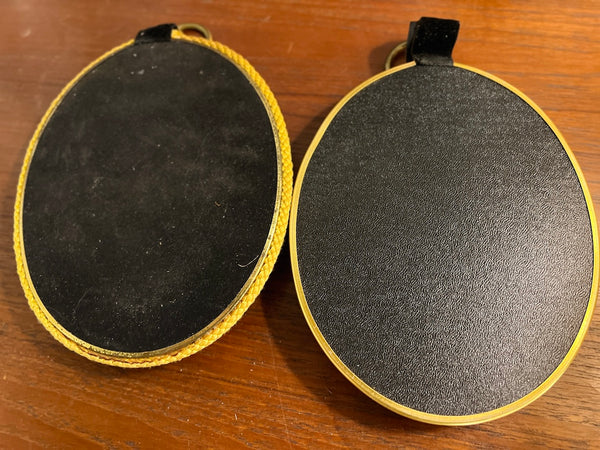 Duo de cadres ovales vintages au verre bombé de fleurs séchées