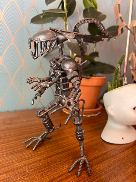 Statuette Alien vintage en boulons, vis et tiges en métal de récupération