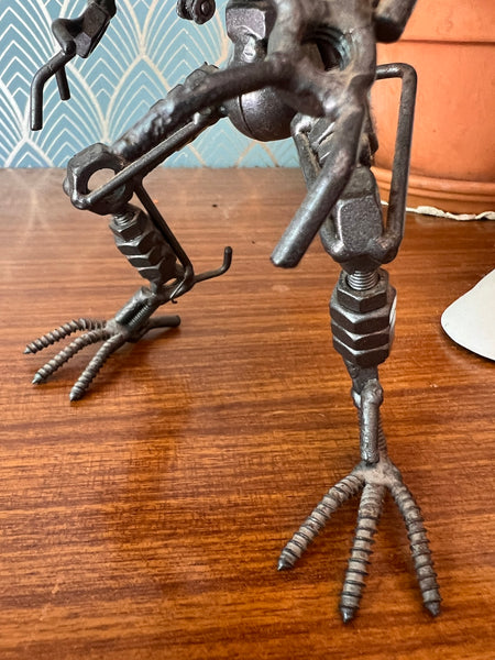 Statuette Alien vintage en boulons, vis et tiges en métal de récupération