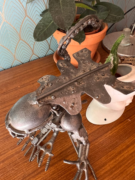 Statuette Alien vintage en boulons, vis et tiges en métal de récupération