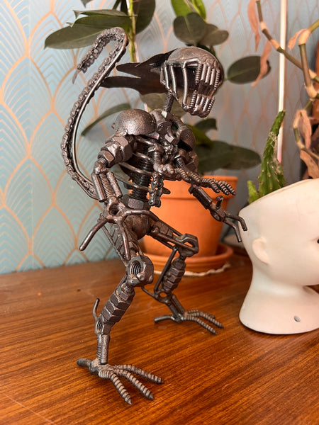 Statuette Alien vintage en boulons, vis et tiges en métal de récupération