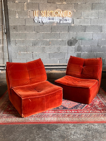 Paire de chauffeuses vintages en velours capitonné terracotta - Années 70