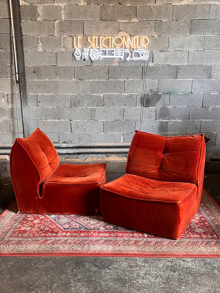 Paire de chauffeuses vintages en velours capitonné terracotta - Années 70