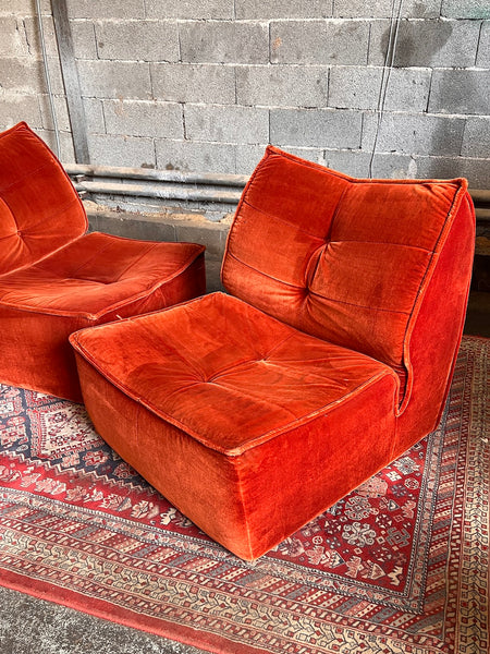 Paire de chauffeuses vintages en velours capitonné terracotta - Années 70