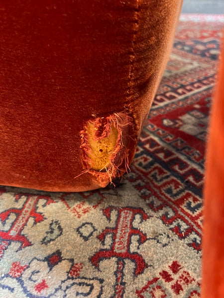 Paire de chauffeuses vintages en velours capitonné terracotta - Années 70