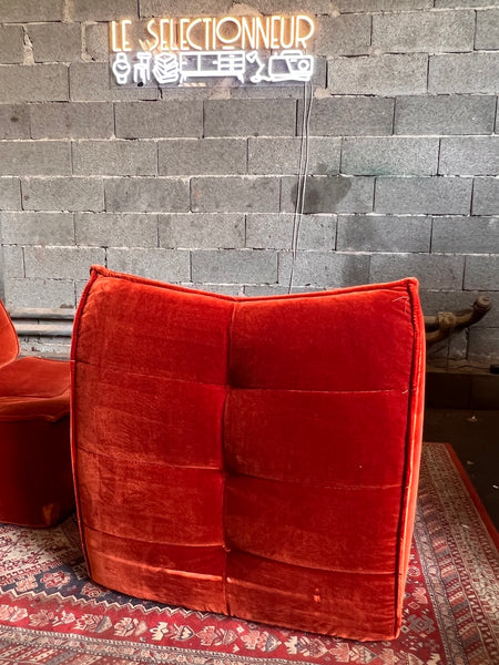 Paire de chauffeuses vintages en velours capitonné terracotta - Années 70