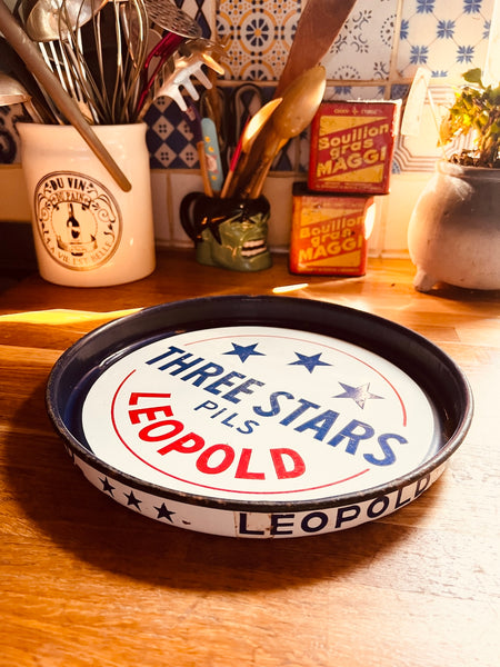 Plateau de service de bistrot vintage en tôle émaillée Three Stars Pils Leopold
