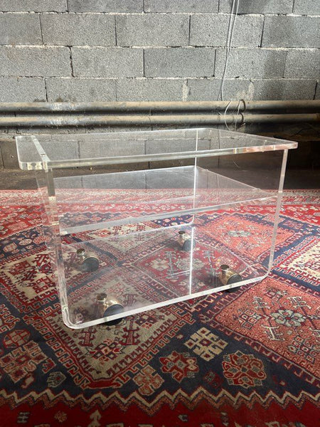 Table basse à roulettes vintage en plexiglas / Altuglas Les invisibles du Marais - Années 80