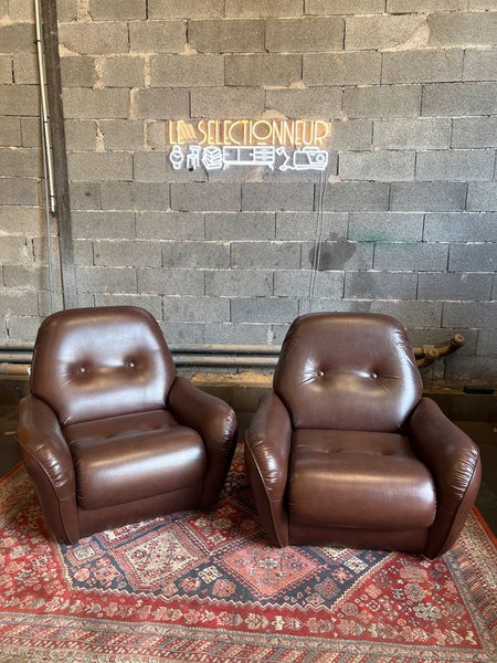 Duo de fauteuils clubs vintages en skaï marron - Années 70