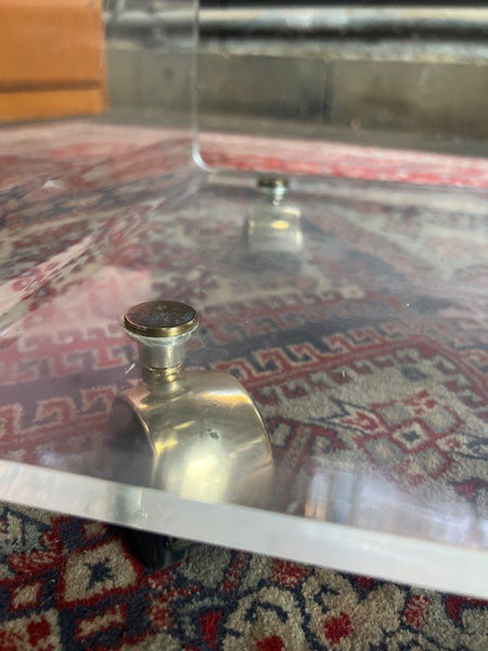 Table basse à roulettes vintage en plexiglas / Altuglas Les invisibles du Marais - Années 80