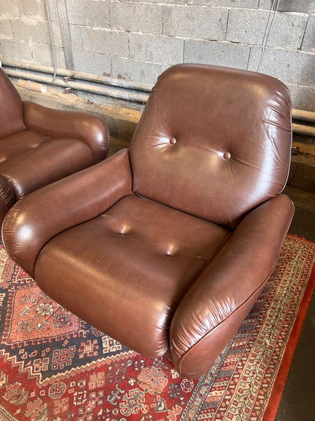 Duo de fauteuils clubs vintages en skaï marron - Années 70