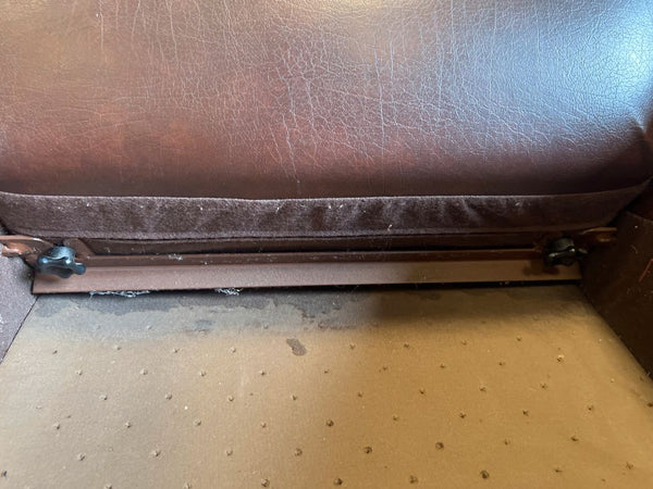 Duo de fauteuils clubs vintages en skaï marron - Années 70