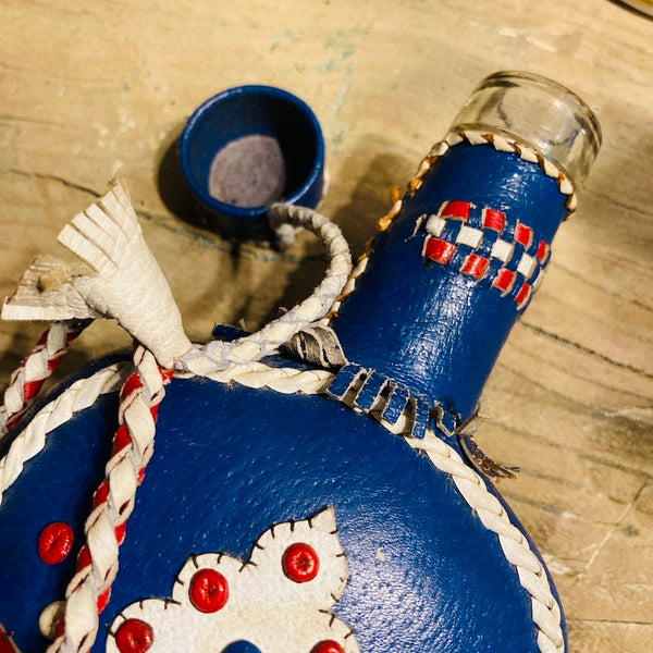 Bouteille traditionnelle vintage de l'ex-Yougoslavie gainée de cuir - Années 70