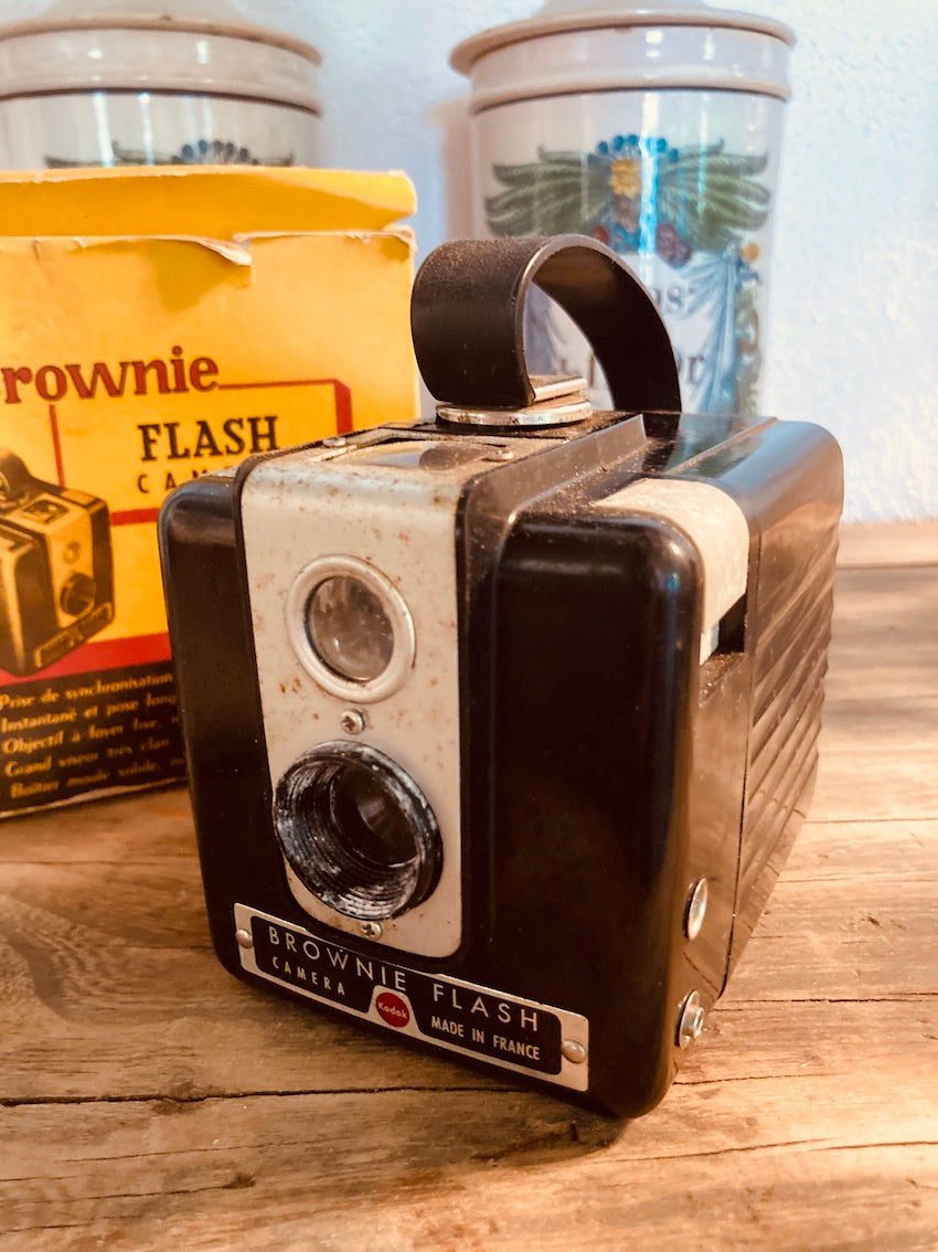 Kodak Brownie Flash avec un Flash B et une Boite Medium format camera Kodak Brownie Flash avec un Flash B et une Boite Medium format camera