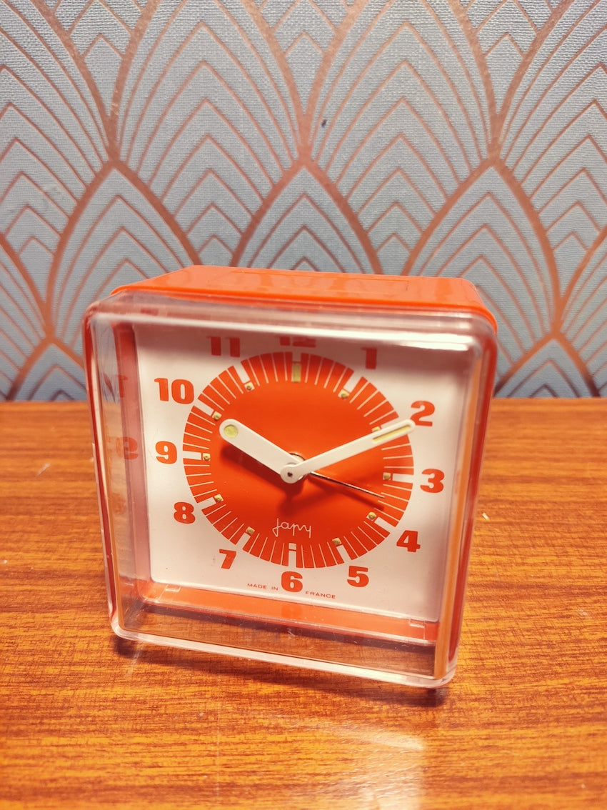 Vintage Réveil JAPY Système Mécanique Métal Bordeaux Doré Poignée Fonctionnel Vintage Réveil JAPY Système Mécanique Métal Bordeaux Doré Poignée Fonctionnel