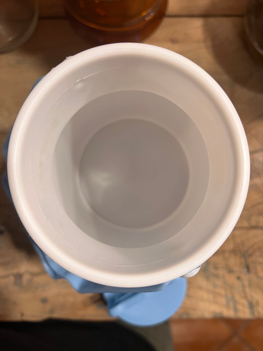 Pichet / Pot à lait au petit Breton Faïence Desvres pour Préfailles Pichet / Pot à lait au petit Breton Faïence Desvres pour Préfailles