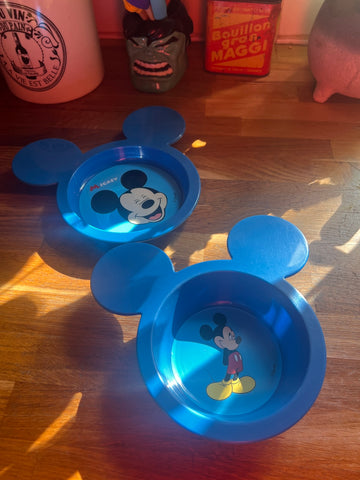 2 assiettes d'enfant en plastique bleu Michey - Disney - 2010