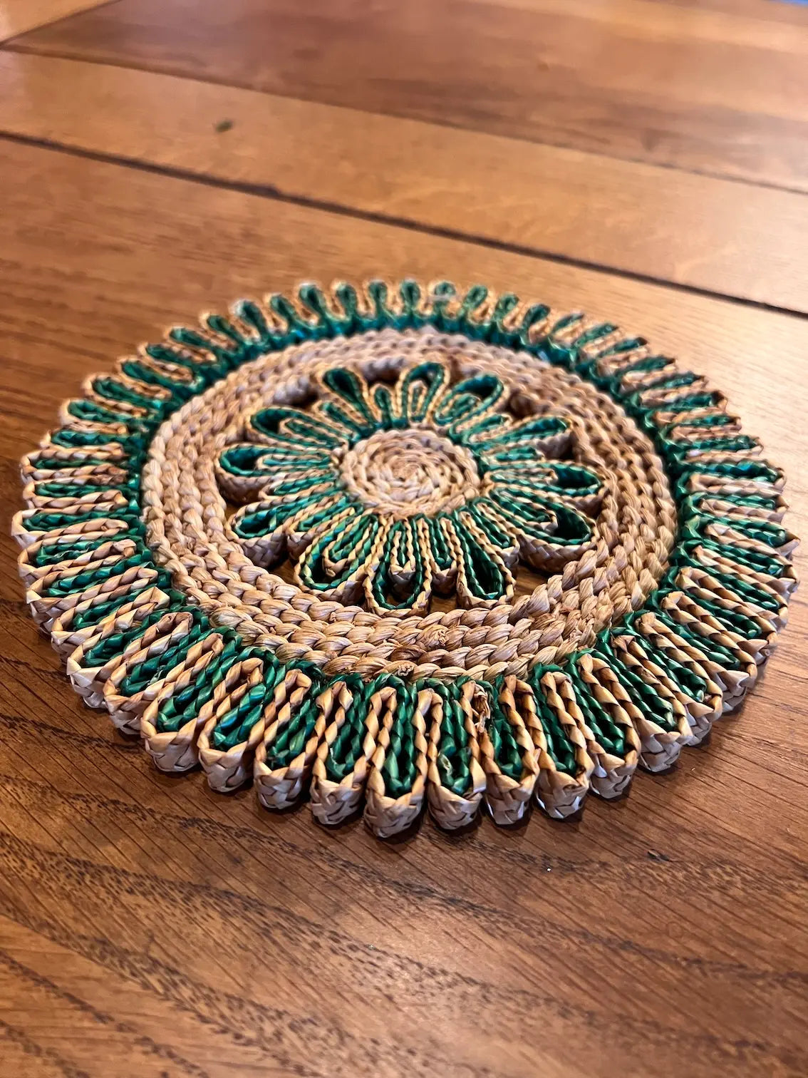 Dessous de plat vintage en paille tressée verte