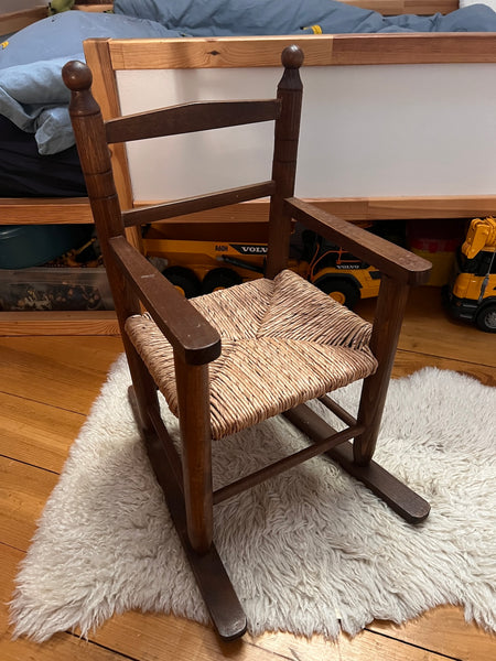 Fauteuil rocking-chair pour enfant rustique en bois et paille