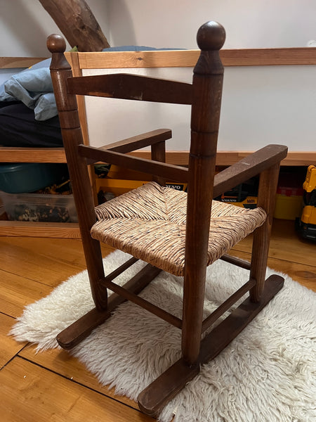 Fauteuil rocking-chair pour enfant rustique en bois et paille