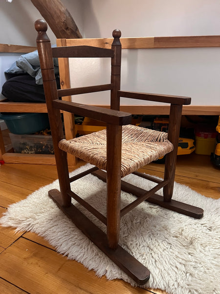 Fauteuil rocking-chair pour enfant rustique en bois et paille