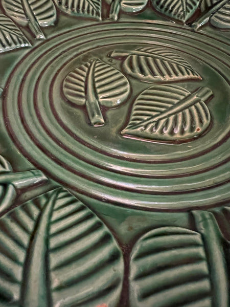 Grand plat en céramique vert irisé à décor de feuille vintage - Années 1950