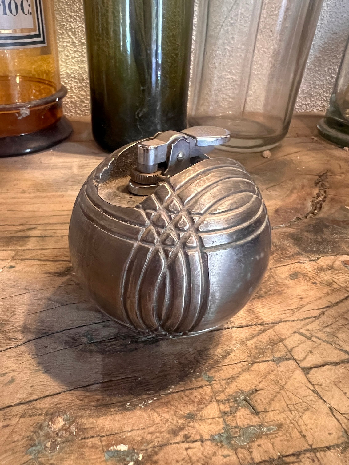 Briquet vintage en métal en forme de boule de pétanque