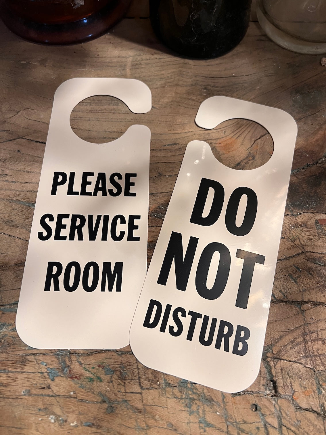 2 panneaux de portes d'hôtel vintages Do not disturb en plastique