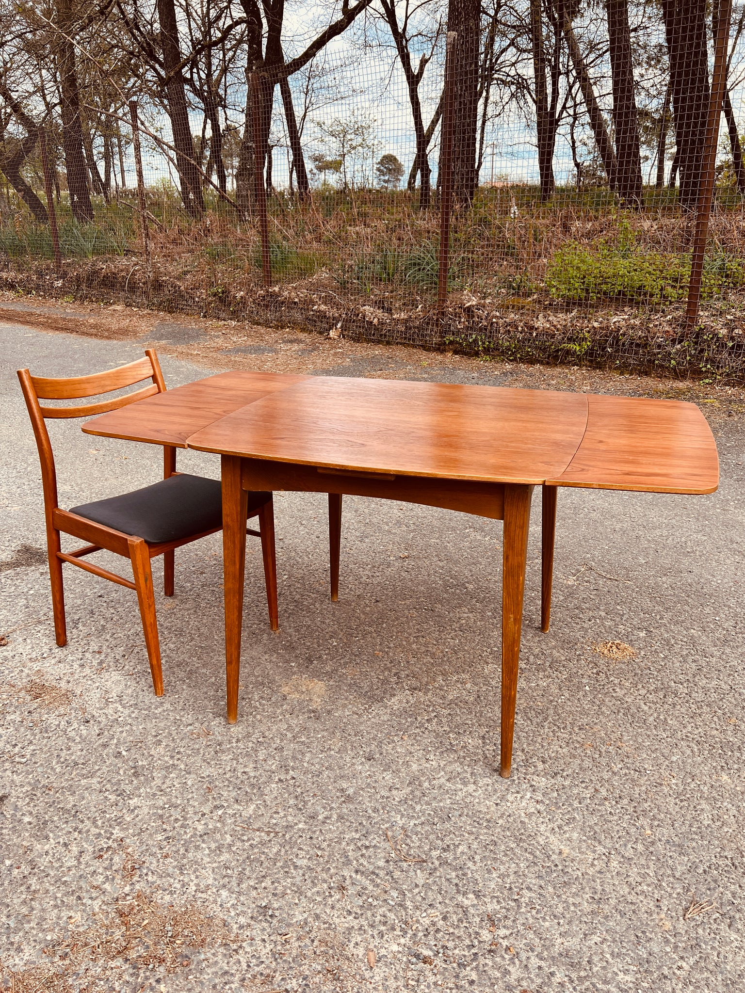 Table carrée placage teck à rallonges de style scandinave