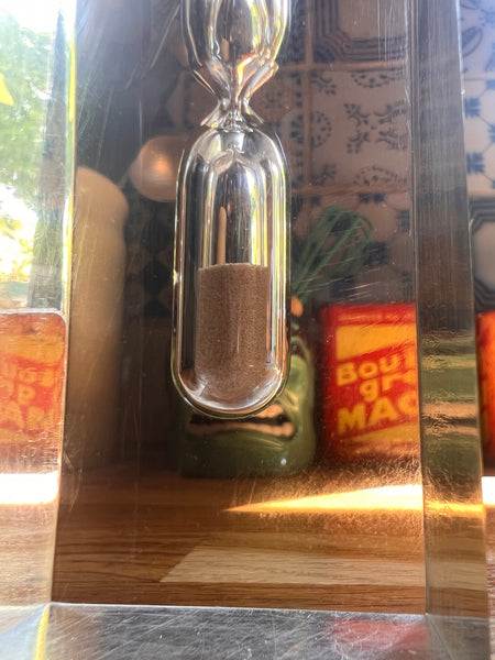 Inclusion de sablier de cuisine en résine vintage dans le goût de Pierre Giraudon