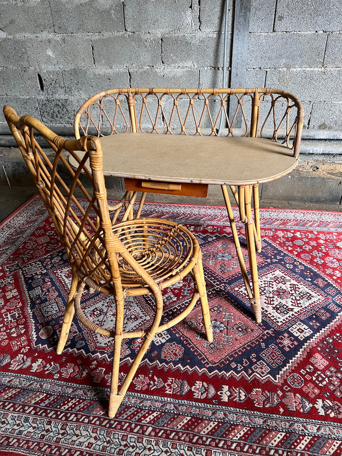 Coiffeuse et chaise vintages en rotin par Louis Sognot dans les années 60
