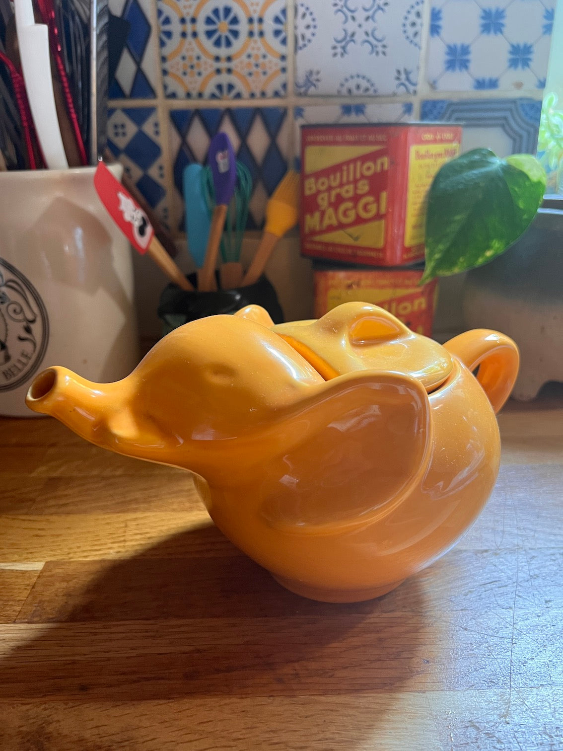 Théière vintage Thé Eléphant en faïence jaune orangé - Années 2000