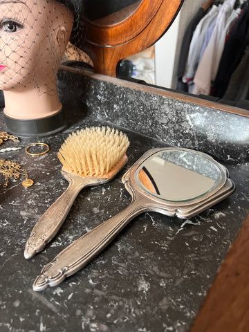 Face à main et brosse vintages en métal argenté - Vers 1900
