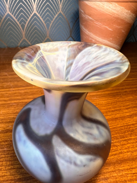 Petit soliflore / vase en verre jaspé soufflé et dépoli - Signé Mdina Malte - 1980